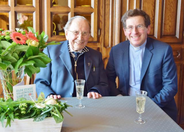 De honderdjarige pastoor Michel Maeckelberghe samen met bisschop Lode Aerts (c) Erna Nevejant 