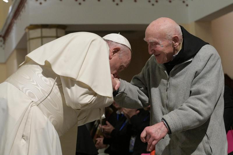 Paus Franciscus met Jean-Pierre Schumacher van Tibhirine  © Vatican Media
