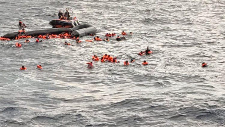 Migranten in de Middellandse Zee wachten op het Spaanse reddingsschip Open Arms © VaticanMedia Migranten in de Middellandse Zee wachten op het Spaanse reddingsschip Open Arms © VaticanMedia
