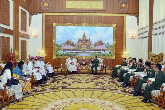 De bisschoppen bij de militaire stafchef van Myanmar © Facebook/Min Aung Hlaing