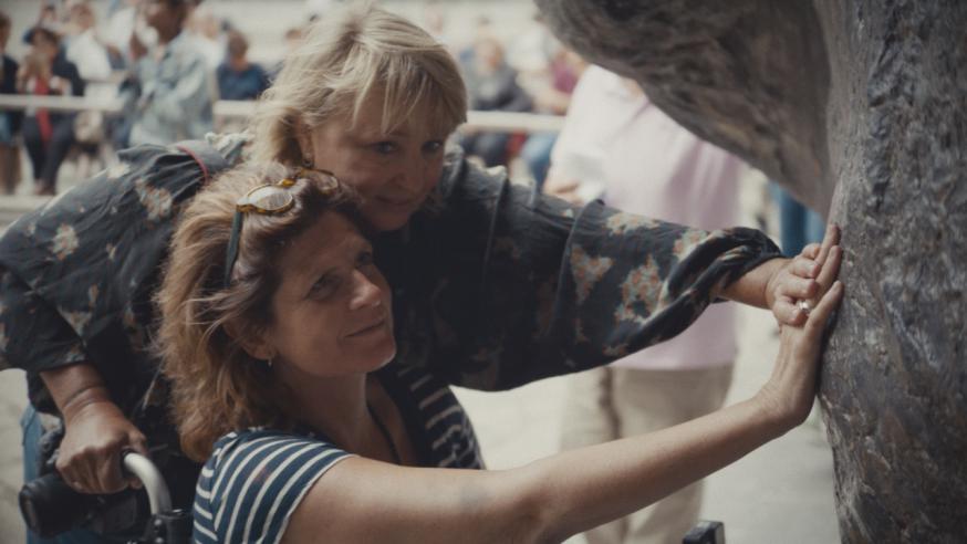 Nathalie Basteyns met Lieve Blancquaert bij de Mariagrot in Lourdes.  © VRT