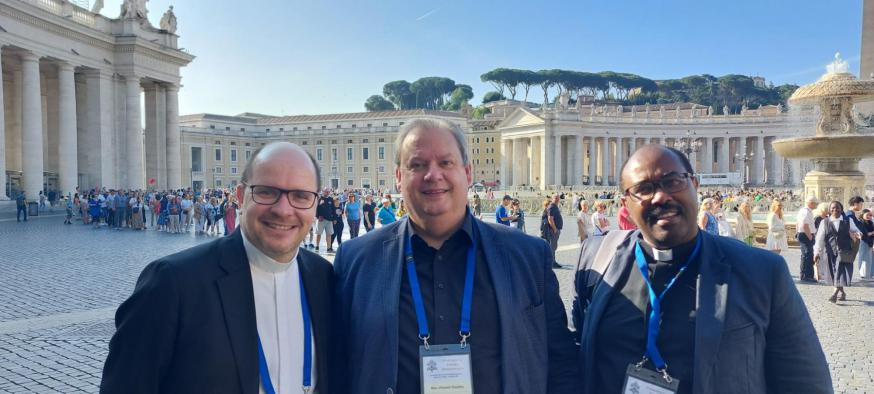 Rechts Theo- Vincent Gloumy Nederland en Dirk Bingener Missio Achen met Missiodirecteur Havugimana © Missio België