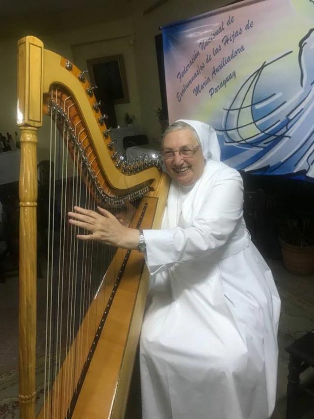 Moeder Yvonne Reungoat met harp © zdb