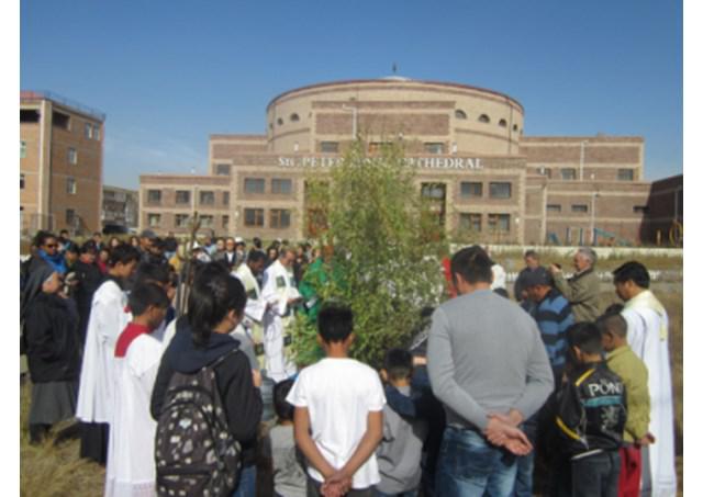 In 2012 werd t.g.v. de 20ste verjaardag van de aanwezigheid van de katholieke Kerk in Mongolië een boom geplant op het plein voor de kathedraal © Radio Vaticana