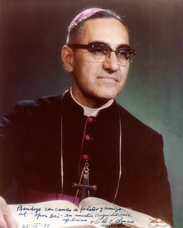 Oscar Romero, aartsbisschop van San Salvador, in 1980 vermoord voor zijn getuigenis van het evangelie bij armen en onderdrukten. 