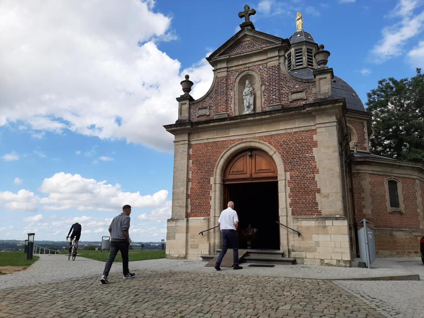 Muur van Geraardsbergen. Bij de kapel toont Alain Babylon de horizon: 'Kijk eens hoeveel kanten je uit kunt in het leven.' © Katrien Cornette