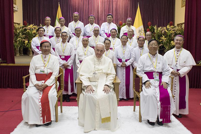 De bisschoppenconferentie van Myanmar met paus Franciscus toen die in 2017 het land bezocht © Bisschoppenconferentie van Myanmar