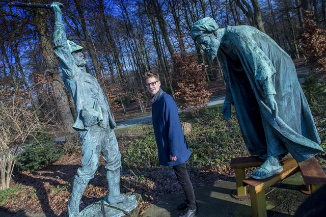 Dichter Maarten Inghels tussen de kunst van het Middelheimpark. © Frank Bahnmüller