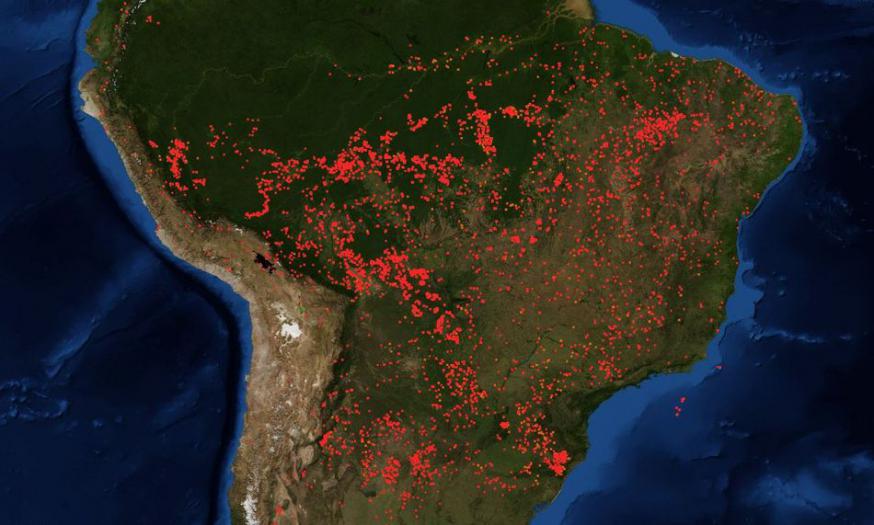 De brandhaarden in Brazilië, gefotografeerd door een ruimtesatelliet op 23 augustus © Nasa