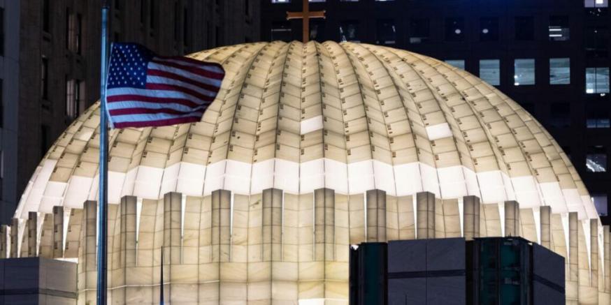 De witte koepel van de Sint-Niklaaskerk © Orthodox aartsbisdom van Amerika