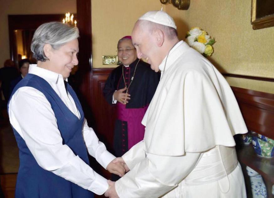 Zuster Norma Pimentel bij paus Franciscus © PR Newswire