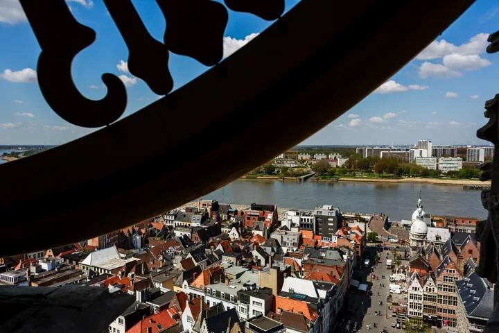 Een blik doorheen het uurwerk van de Onze-Lieve-Vrouwetoren van de Antwerpse kathedraal © Perscommunicatie Cultuur stad Antwerpen