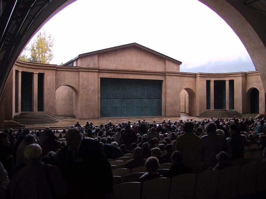 Het podium voor het passiespel in Oberammergau © Wikipedia