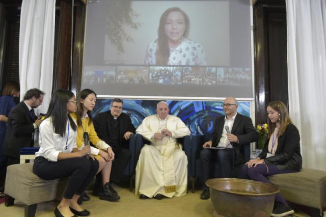Paus Franciscus ging per videoverbinding met jongeren in gesprek © Vatican Media