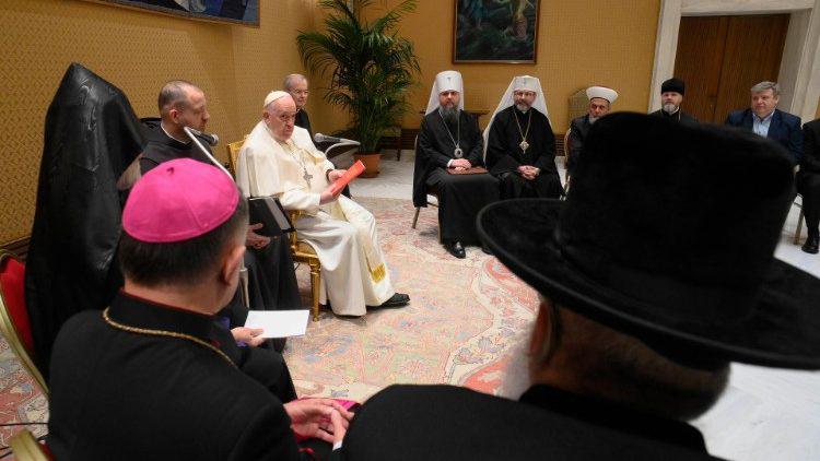 Paus Franciscus met de interreligieuze delegatie uit Oekraïne © Vatican Media