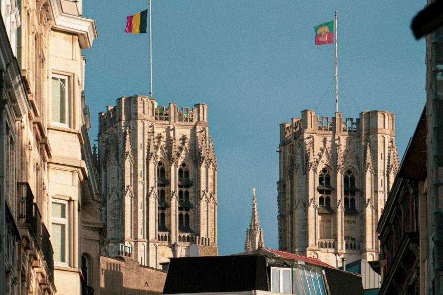 Op de toren van de Sint-Michiels- en Sint-Goedelekathedraal wappert de Belgische vlag. © Pexels / Aidan Haye