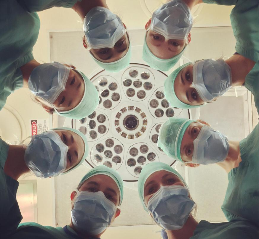 Door de explosie aan zinvragen door Covid-19 moeten pastores veel meer interdisciplinair werken en raken ze vanzelf beter geïntegreerd in zorgteams © Unsplash Door de explosie aan zinvragen door Covid-19 moeten pastores veel meer interdisciplinair werken en raken ze vanzelf beter geïntegreerd in zorgteams © Unsplash