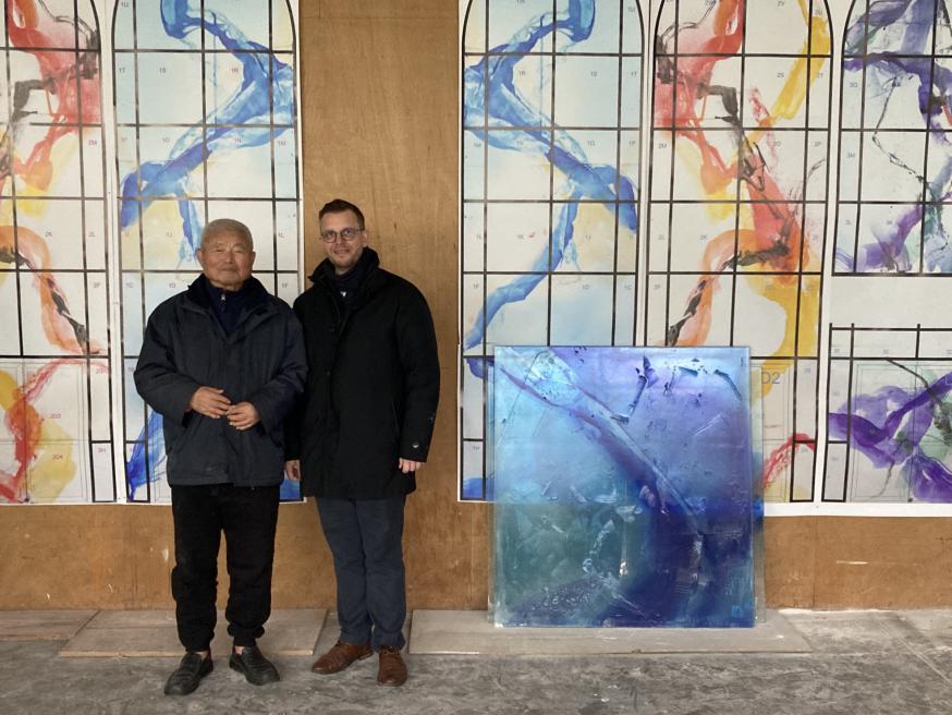 Père Kim en pastoor Bart bij het ontwerp. © -