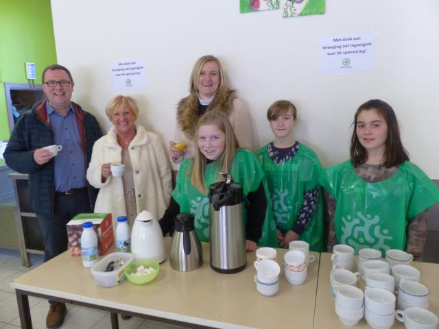 Leerlingen van het 5e leerjaar helpen tijdens de koffiestop. 