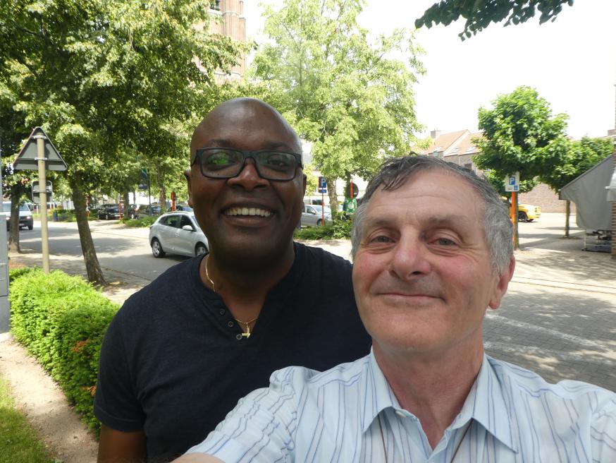 Deken Tony Poorters en pastoor André Kalumba © Tony Poorters