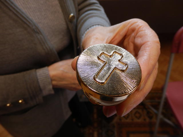 Iedere eerste vrijdag van de maand brengt zuster Rita samen met Renée Van Rentergem de communie naar de zieken en de bewoners van home Descamps. © Mariette Dhondt