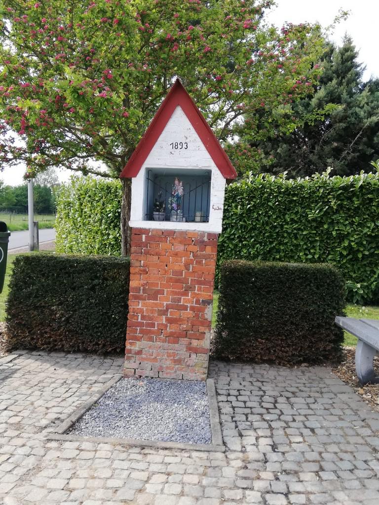Traditiegetrouw zal de Heemkundige Kring op maandag 15 augustus 2022, het feest van Onze-Lieve-Vrouw Hemelvaart, een kapelletje in de kijker zetten en op deze manier aandacht schenken aan ons klein erfgoed. 