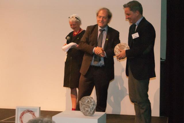 Felicitaties van juryvoorzitter Rik Torfs voor Alexander Roose, de winnaar van de prijs van het Spirituele Boek 2017 © Philippe Keulemans Felicitaties van juryvoorzitter Rik Torfs voor Alexander Roose, de winnaar van de prijs van het Spirituele Boek 2017 © Philippe Keulemans