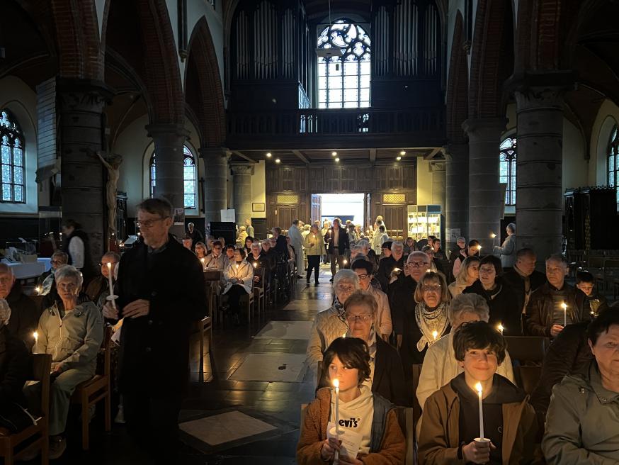 Met de paaswake werd het licht, ontstoken aan de paaskaars, in de kerk gebracht 