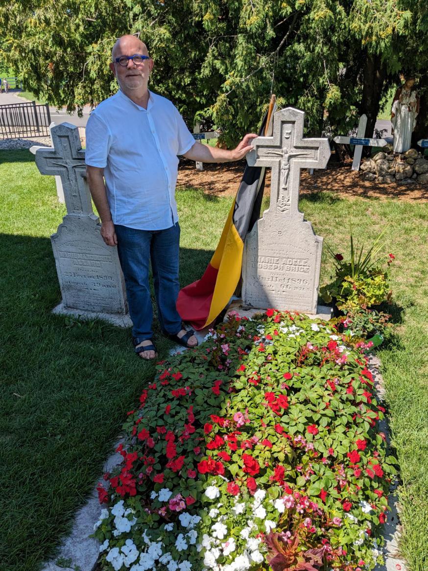 Henri Meulemans bij het graf van Adele © John Steffen
