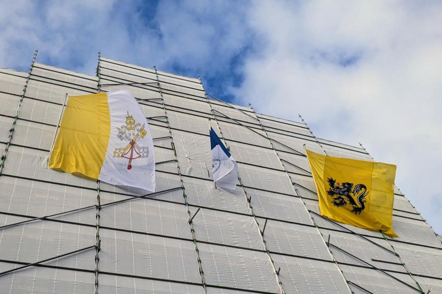 De vlaggen van Vaticaanstad, KU Leuven en Vlaanderen wapperen hoog boven de Naamsestraat © Pastorale zone Leuven aan de Dijle