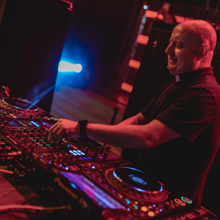 Padre Guilherme Peixoto was zondagmorgen dj van dienst © Persdienst WJD Lissabon 2023