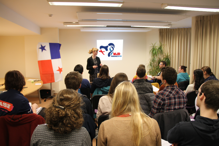 Annelien Boone, directeur van IJD, geeft uitleg over de Wereldjongerendagen naar Panama.  