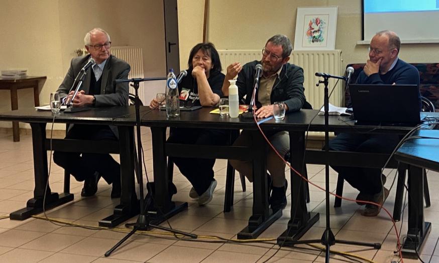 ‘De deelnemers aan het panel ‘Vrede in Israël/Palestina?’: van links naar rechts: Paul Lansu, Annemie Deconinck en Geert Vervaele en David Naert, moderator’. 