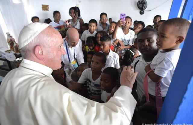 Paus Franciscus ontmoet armen en achtergestelden © SIR