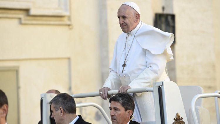 Aankomst van de paus op zijn wekelijkse audiëntie  © Vatican Media