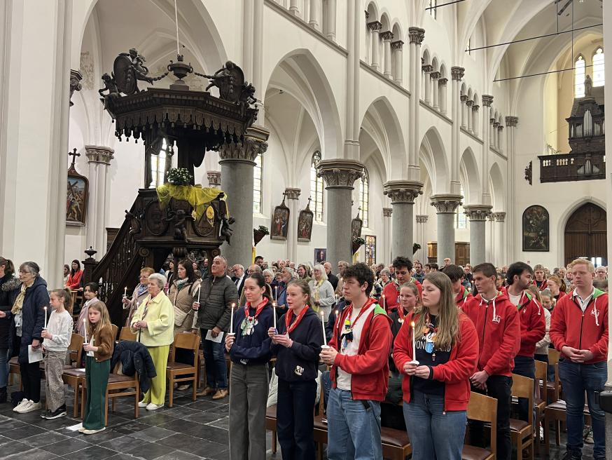 KLJ Sint-Gillis-Waas sluit aan bij de paasviering. Hier spreken we de geloofsbelijdenis uit nadat KLJ het licht van de paaskaars heeft verspreid in de kerk. 