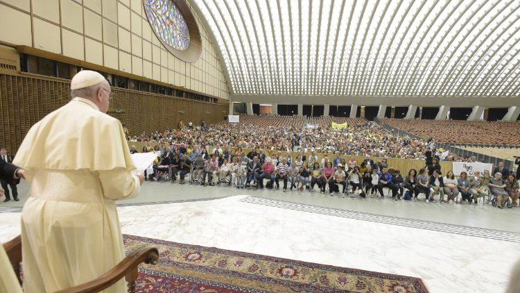 Paus ontmoet de afgevaardigden van ouderverenigingen in de Paulus VI-zaal © Vatican Media