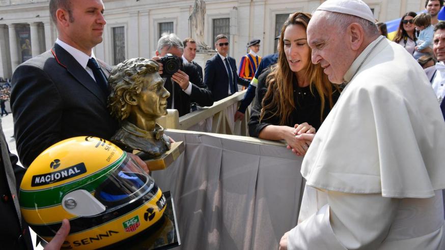Tijdens de agemene audiëntie kreeg paus Franciscus de helm van Ayrton Senna overhandigd © VaticanMedia