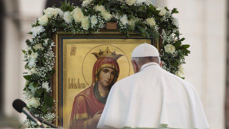 Paus Franciscus in gebed voor een Mariaicoon  