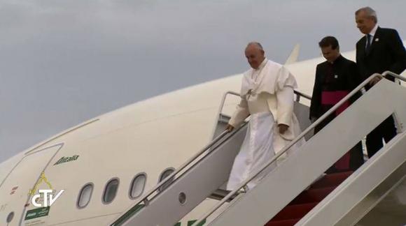 Paus Franciscus bij zijn aankomst in de VS © CTV