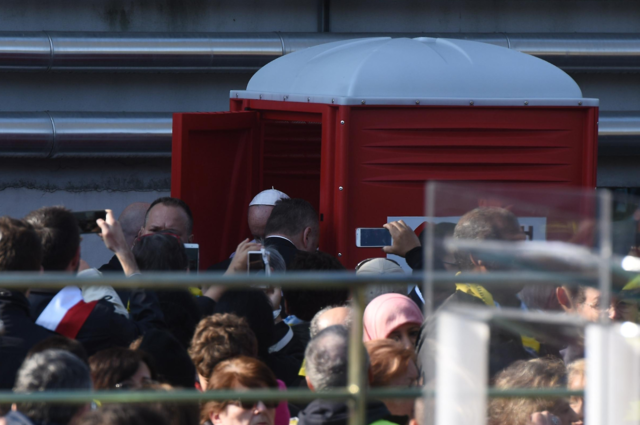 Paus bezoekt chemisch toilet tijdens pastoraal bezoek in Milaan. 