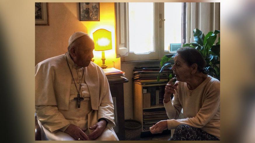 Paus Franciscus ontmoet Edith Bruck op haar flat in Rome © VaticanMedia