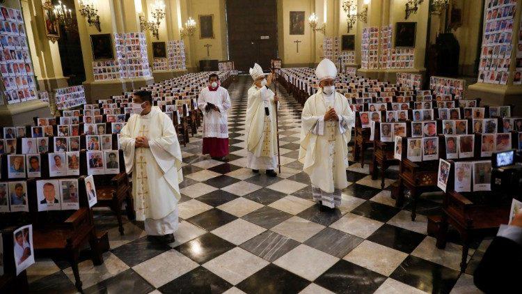 Herdenkingsmis voor coronaslachtoffers in Lima © Vatican Media