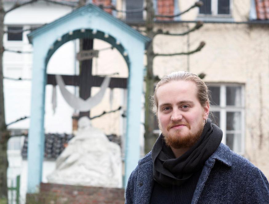 Pieter Jan De Paepe bij hét symbool van het lijdensverhaal in Lier: de calvarieberg in het pittoreske begijnhof © Ilse Prinsen