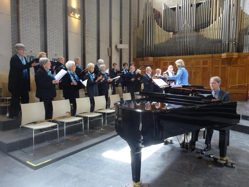 Zoals steeds stond het Pius X-koor onder leiding van dirigente Heidi De Nef en begeleidde Koen De Bels op de piano en aan het orgel, 8 juni 2025. © Marjo Perry
