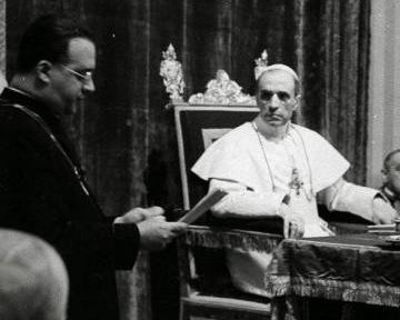 Pius XII met Georges Lemaître  © Vatican Media