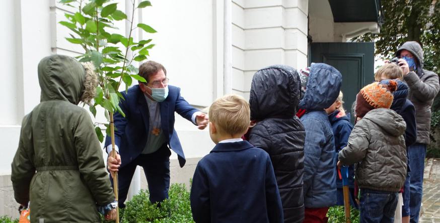 Bisschop Lode plant een Laudato Si' Boom (2020) © Michiel Van Mulders 