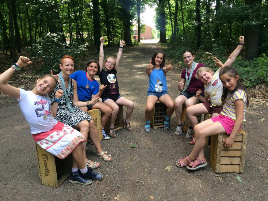 Begeleidsters Els en Ynne bezorgen Bo, Floor, Sarah, Paolina, Esther en Gabriela de tijd van hun leven! Begeleidsters Els en Ynne bezorgen Bo, Floor, Sarah, Paolina, Esther en Gabriela de tijd van hun leven!