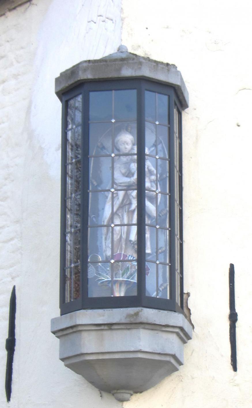Herstelde kapel met beeld - Potterierei 67 © Brugge-Mariastad vzw