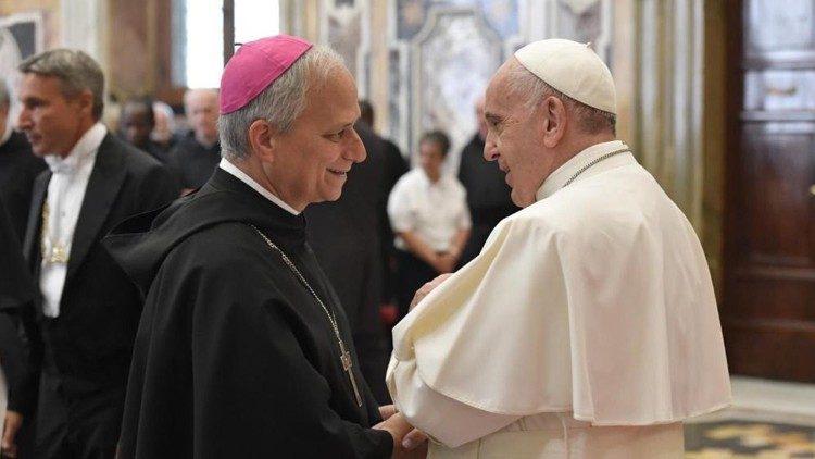 Bisschop Robert Francis Prevost met paus Franciscus © Vatican Media